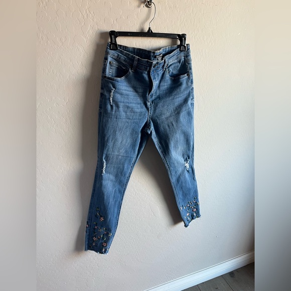 Chelsea and Theodore Women’s Floral Embroidered Distressed Jeans Size 8 Boho - Picture 2 of 6